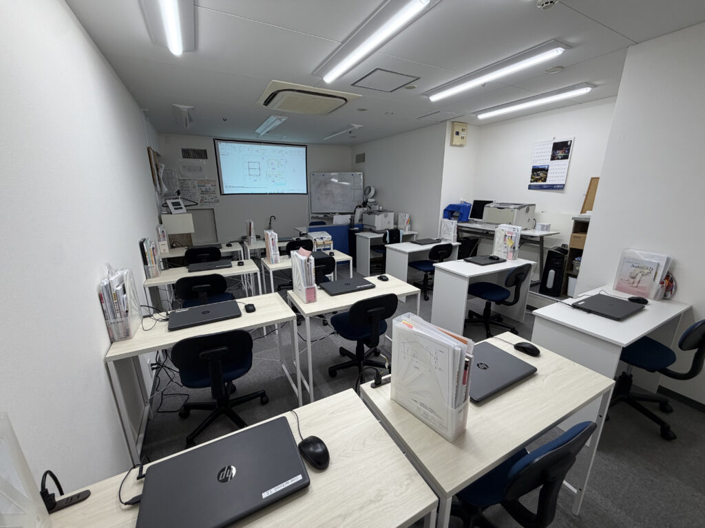 一人ひとり独立した机で、落ち着いて学べる教室（第二教室）